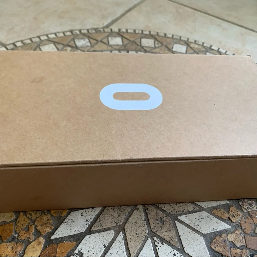 Oculus quest 2 all accessories in description.